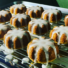 Load image into Gallery viewer, BayBCakes Soulicious Bakery Box
